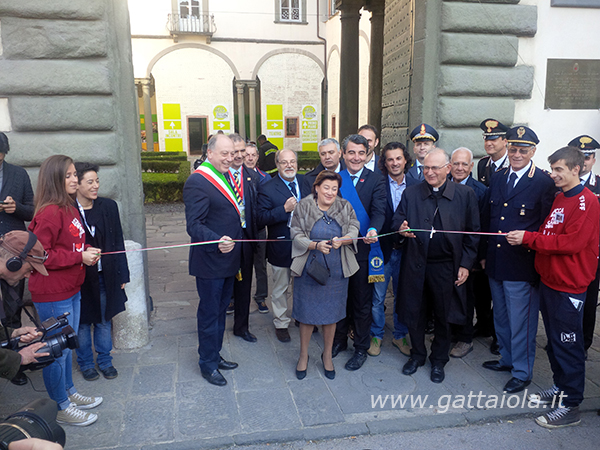 Il prefetto di Lucca Giovanna Cagliostro taglia il nastro con le autorità cittadine e gli organizzatori