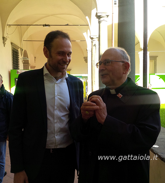 Gabriele Bove, assessore del Comune di Capannori, e il Vescovo di Lucca, Monsignor Italo Castellani, durante il giro inaugurale