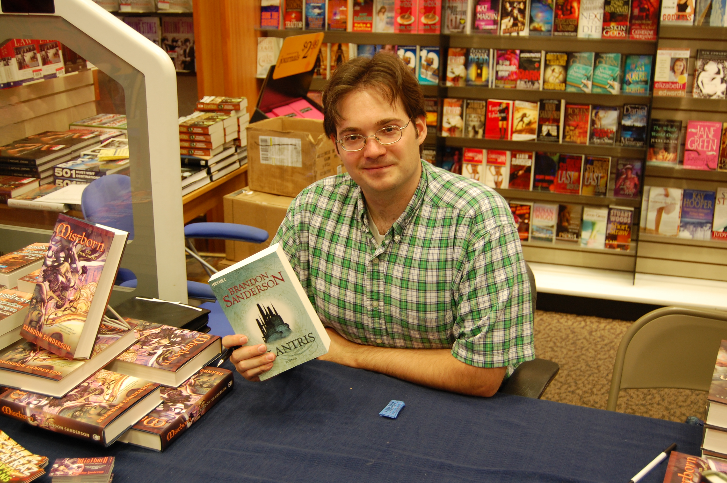 Brandon_Sanderson_with_a_German_copy_of_Elantris