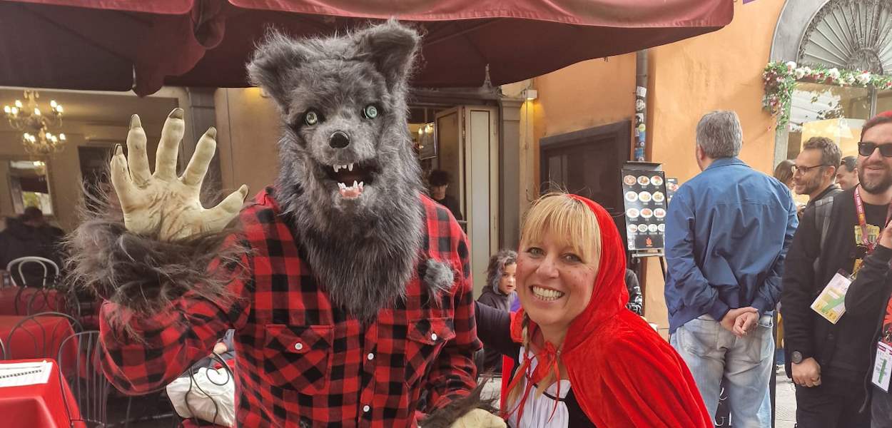 Lucca-Comics-2025-cosplayers-lupo-cappuccetto