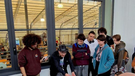 Sergio Algozzino tiene un laboratorio con alcuni ragazzi