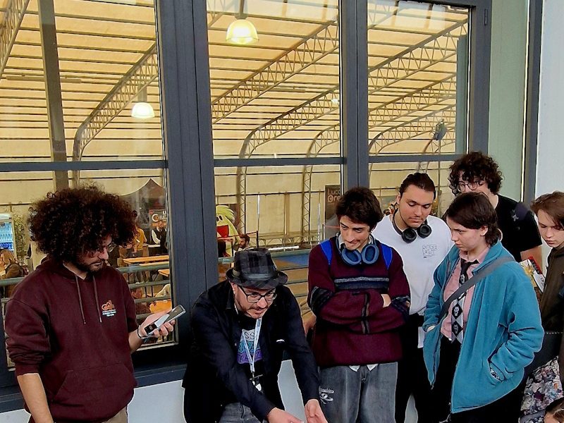 Sergio Algozzino tiene un laboratorio con alcuni ragazzi