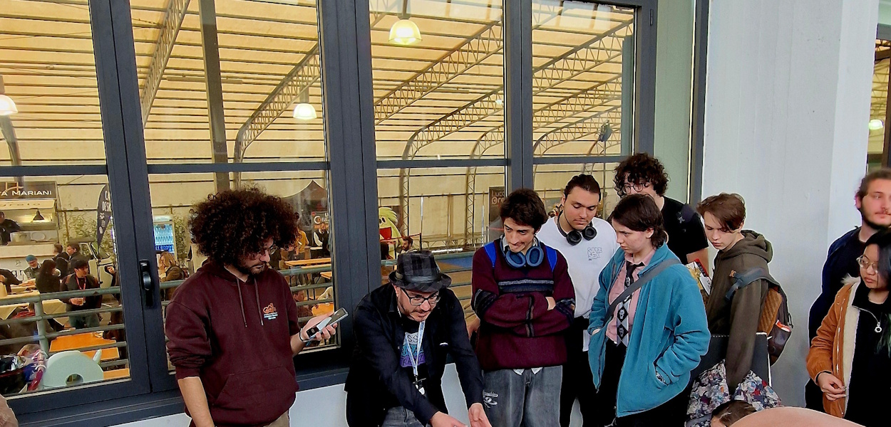 Sergio Algozzino tiene un laboratorio con alcuni ragazzi