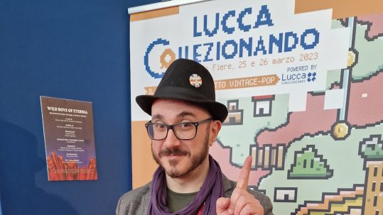 Sergio Algozzino e il poster di Collezionando 2023 che ispira il videogame
