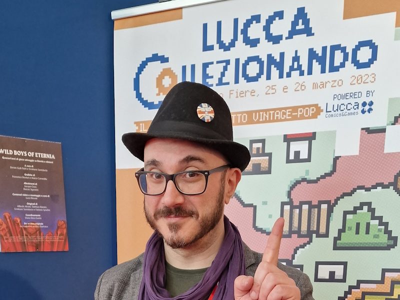 Sergio Algozzino e il poster di Collezionando 2023 che ispira il videogame